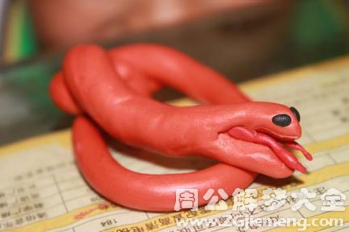 孕妇梦见被红蛇追 孕妇梦见被红蛇追